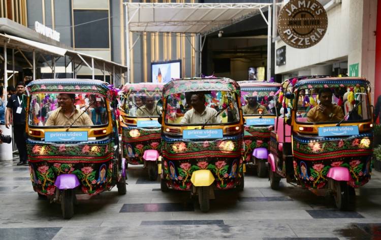 அலங்கரிக்கப்பட்ட  ஆட்டோரிக்ஷாக்களில் வலம் வந்த திரையுலக நட்சத்திரங்கள்