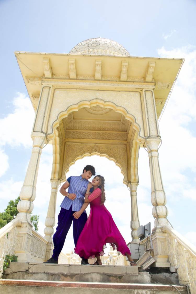 நடிப்போடு, தமிழும் கற்றுக் கொடுத்த இயக்குனர்!