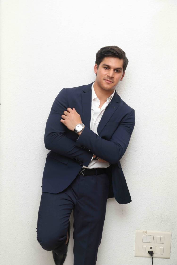 நடிப்போடு, தமிழும் கற்றுக் கொடுத்த இயக்குனர்!