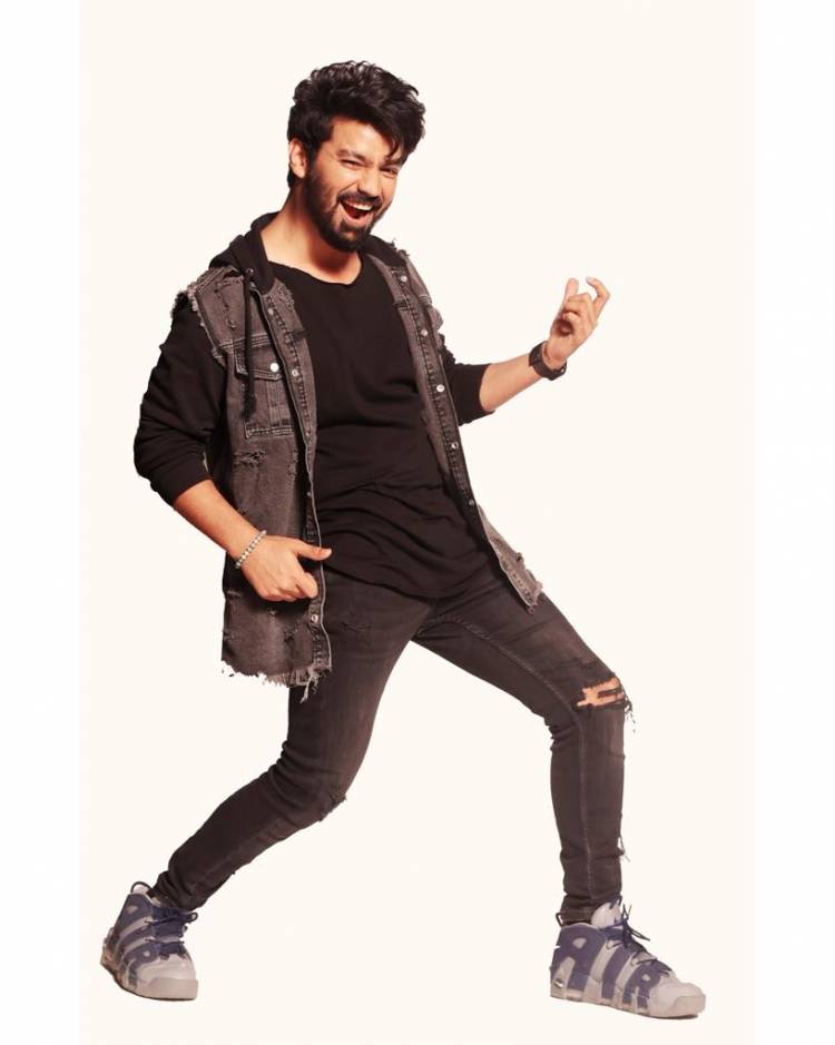 பிரமாண்டமாக உருவாகும் 'டபுள் எக்ஸ்எல்' இந்திப்படம் மூலம் பாலிவுட்டில் நாயகனாக கால் பதிக்கிறார் நடிகர் மஹத் ராகவேந்திரா !!