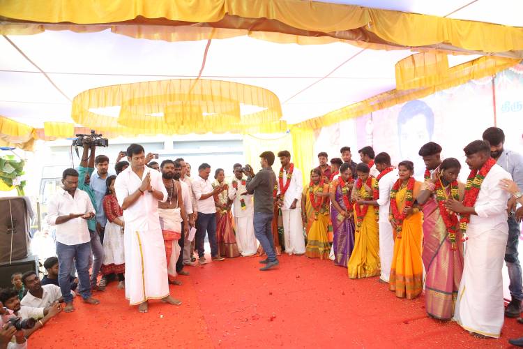 11 ஜோடிகளுக்கு திருமணம் செய்து வைத்தார் நடிகர் விஷால்! 