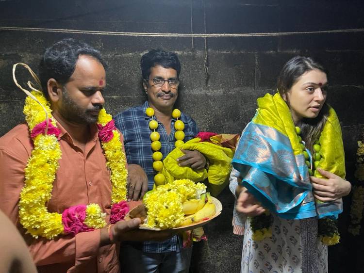 காளிகாம்பாள் கோவிலில் ஹன்சிகா, டைரக்டர் கண்ணன் சாமி தரிசனம். 