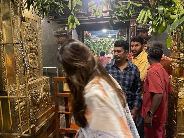 காளிகாம்பாள் கோவிலில் ஹன்சிகா, டைரக்டர் கண்ணன் சாமி தரிசனம். 