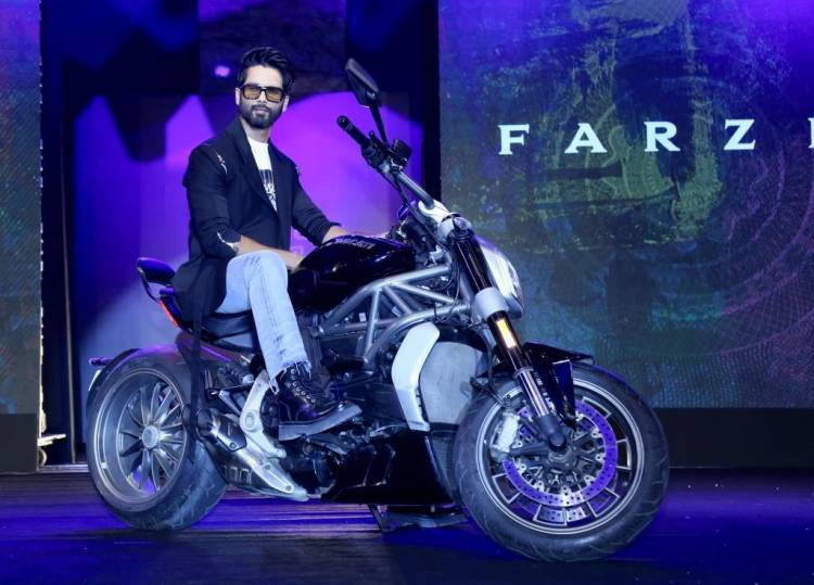 'மக்கள் செல்வன்' விஜய் சேதுபதி- பாலிவுட் நடிகர் ஷாகித் கபூர் இணைந்து நடித்திருக்கும் 'ஃபார்ஸி' வலைதள தொடரின் முன்னோட்டம் வெளியீடு