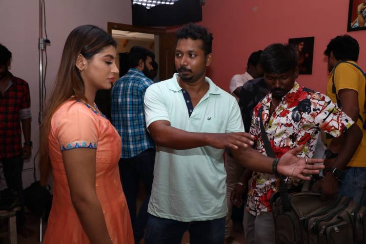 யாஷிகா ஆனந்த் பேயாக மிரட்டும் ஹாரர் படம் " சைத்ரா "  M. ஜெனித்குமார் இயக்கியுள்ளார்.