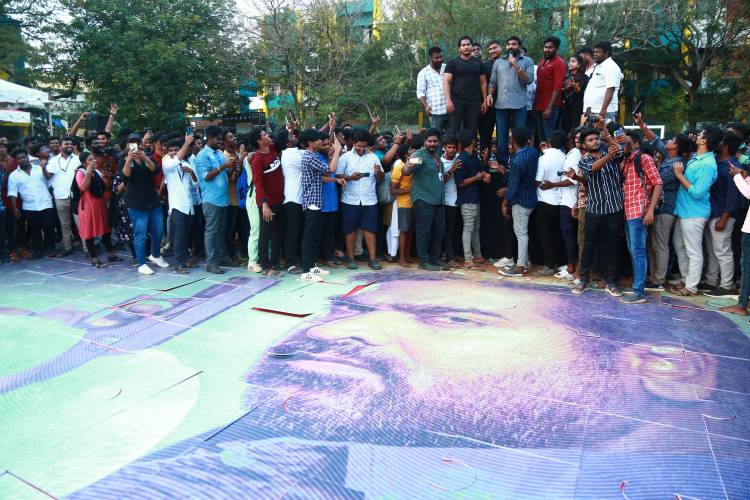 'மக்கள் செல்வன்' விஜய் சேதுபதி- பாலிவுட் நடிகர் ஷாஹித் கபூர் இணைந்து நடிக்கும் 'ஃபார்ஸி' எனும் வலைதளத் தொடரின் புதிர் கட்ட பாணியிலான போஸ்டர் வெளியீடு