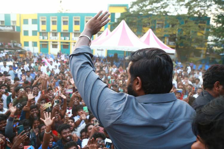 'மக்கள் செல்வன்' விஜய் சேதுபதி- பாலிவுட் நடிகர் ஷாஹித் கபூர் இணைந்து நடிக்கும் 'ஃபார்ஸி' எனும் வலைதளத் தொடரின் புதிர் கட்ட பாணியிலான போஸ்டர் வெளியீடு