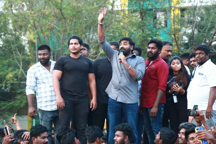 'மக்கள் செல்வன்' விஜய் சேதுபதி- பாலிவுட் நடிகர் ஷாஹித் கபூர் இணைந்து நடிக்கும் 'ஃபார்ஸி' எனும் வலைதளத் தொடரின் புதிர் கட்ட பாணியிலான போஸ்டர் வெளியீடு