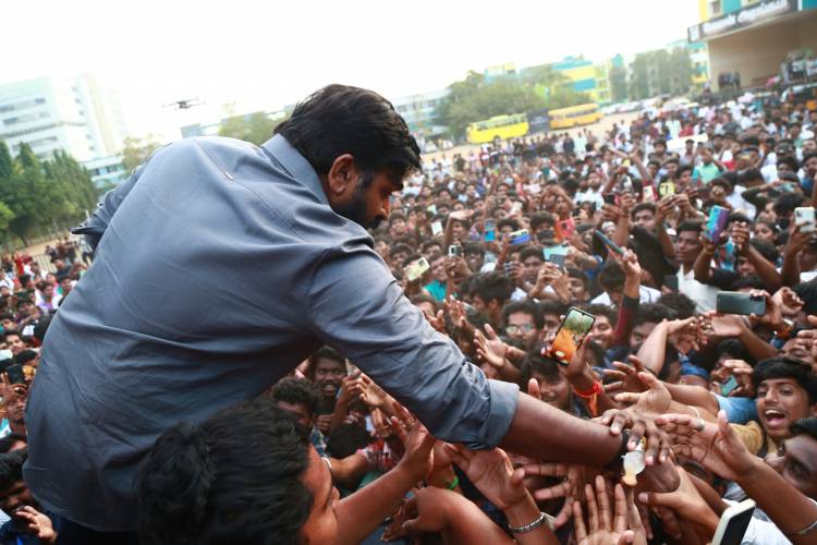 'மக்கள் செல்வன்' விஜய் சேதுபதி- பாலிவுட் நடிகர் ஷாஹித் கபூர் இணைந்து நடிக்கும் 'ஃபார்ஸி' எனும் வலைதளத் தொடரின் புதிர் கட்ட பாணியிலான போஸ்டர் வெளியீடு