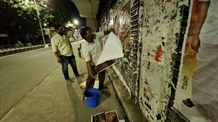 தனது படத்தின் போஸ்டரை தானே களத்தில் இறங்கி ஒட்டிய இயக்குனர் மோகன்.G