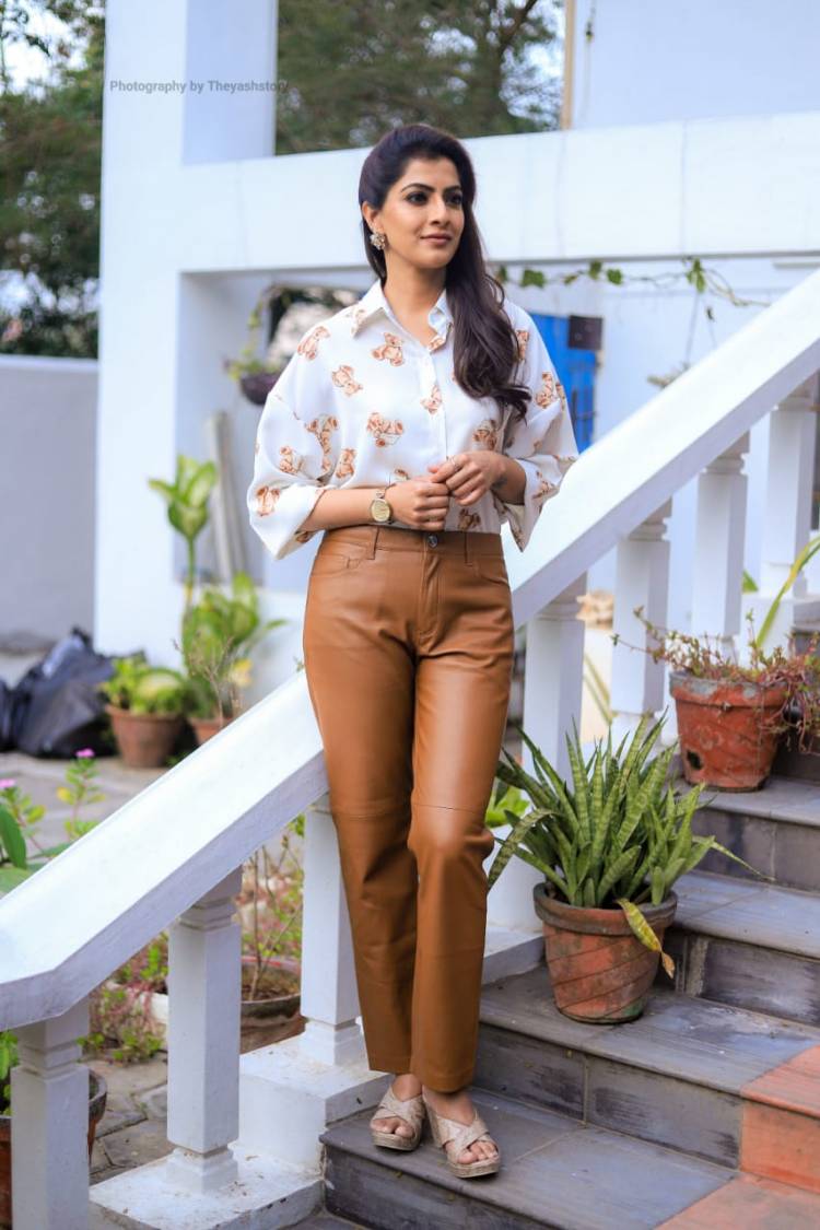 நடிகை வரலட்சுமி சரத்குமார் தனது பிறந்தநாளை 'Institute of Child Health'-ல் புற்றுநோயால் பாதிக்கப்பட்ட குழந்தைகளுடன் கொண்டாடினார்