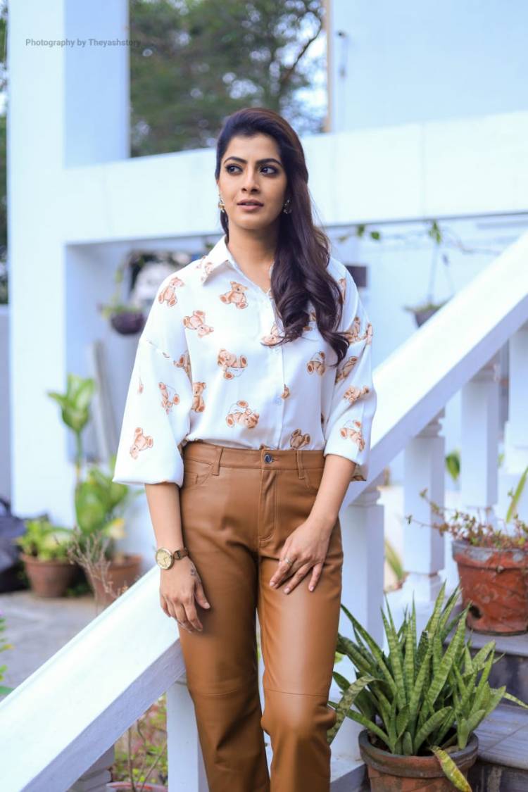 நடிகை வரலட்சுமி சரத்குமார் தனது பிறந்தநாளை 'Institute of Child Health'-ல் புற்றுநோயால் பாதிக்கப்பட்ட குழந்தைகளுடன் கொண்டாடினார்