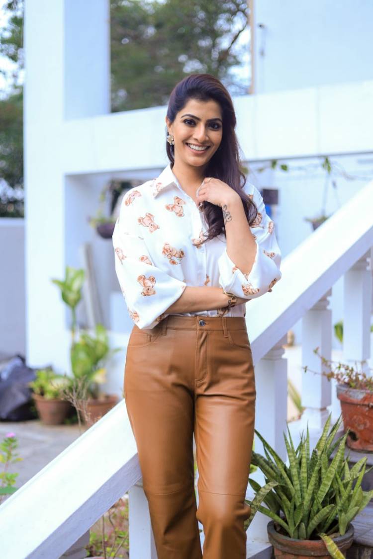 நடிகை வரலட்சுமி சரத்குமார் தனது பிறந்தநாளை 'Institute of Child Health'-ல் புற்றுநோயால் பாதிக்கப்பட்ட குழந்தைகளுடன் கொண்டாடினார்