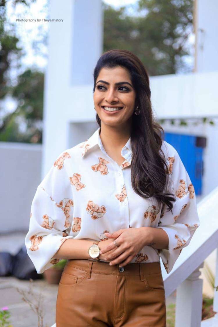 நடிகை வரலட்சுமி சரத்குமார் தனது பிறந்தநாளை 'Institute of Child Health'-ல் புற்றுநோயால் பாதிக்கப்பட்ட குழந்தைகளுடன் கொண்டாடினார்