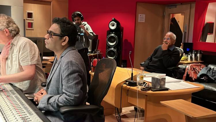 "அக நக முகநகையே.."  வந்தியத்தேவன் , குந்தவையின் அழகான காதல் பாடல்  வெளியானது