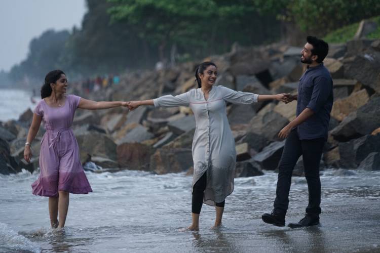 Aval Peyar Rajni First Look Revealed!