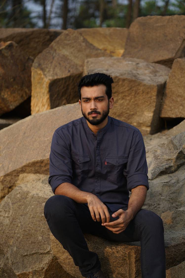 Aval Peyar Rajni First Look Revealed!
