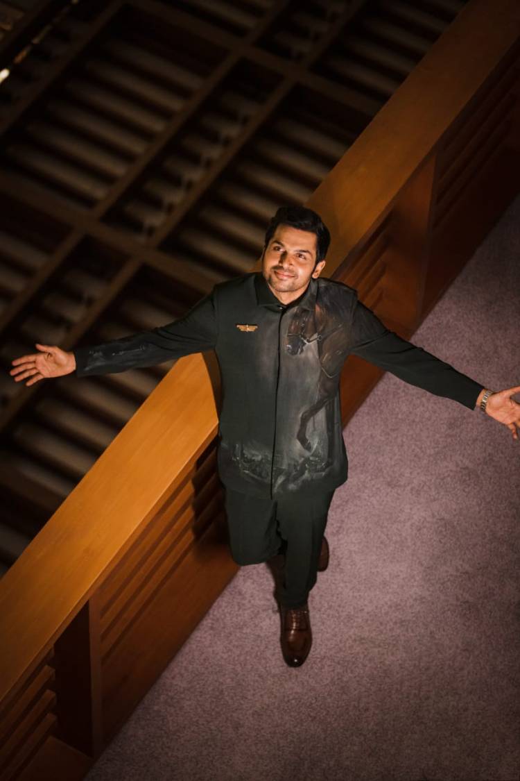 செம்பனை உடையில் பொறித்த கார்த்தி !! 