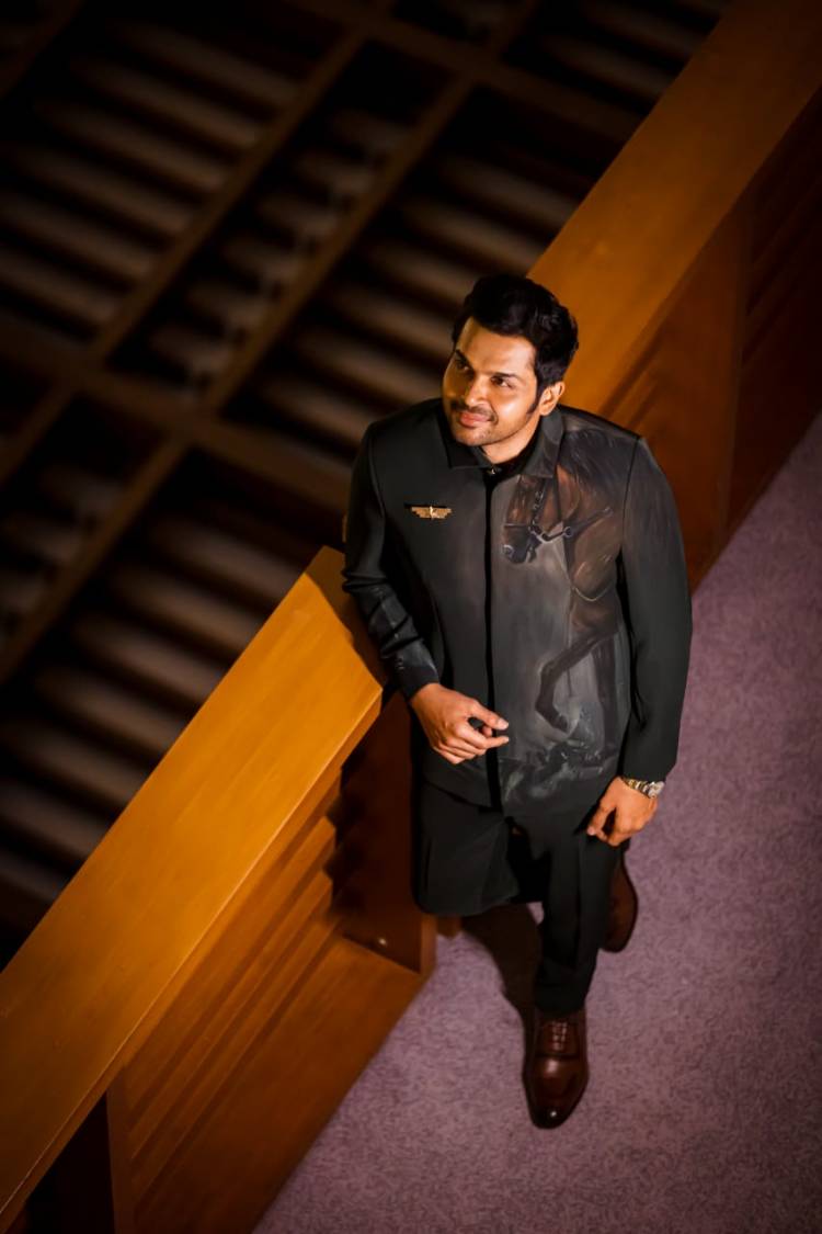 செம்பனை உடையில் பொறித்த கார்த்தி !! 