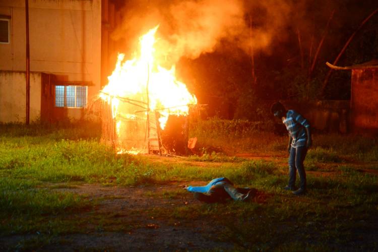 படப்பிடிப்பில் மிகப்பெரிய தீ விபத்தில் இருந்து மயிரிழையில் உயிர்தப்பிய 'ஃ' பட ஹீரோவும் இயக்குநரும் 