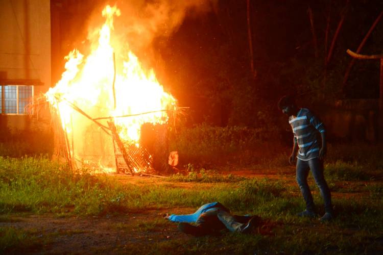 படப்பிடிப்பில் மிகப்பெரிய தீ விபத்தில் இருந்து மயிரிழையில் உயிர்தப்பிய 'ஃ' பட ஹீரோவும் இயக்குநரும் 