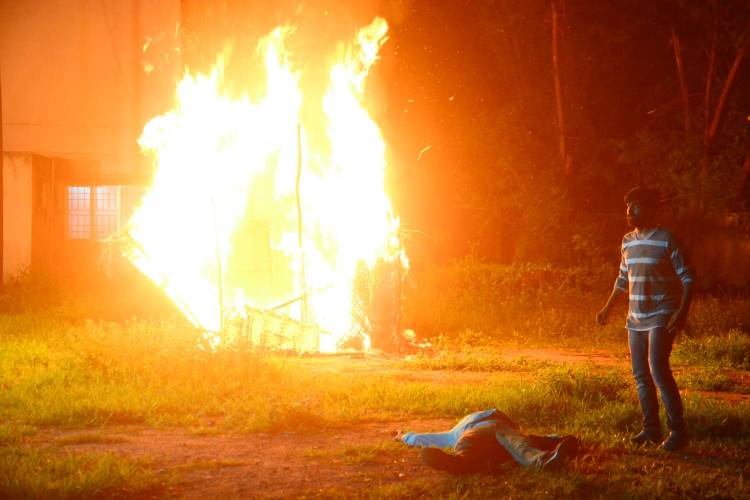 படப்பிடிப்பில் மிகப்பெரிய தீ விபத்தில் இருந்து மயிரிழையில் உயிர்தப்பிய 'ஃ' பட ஹீரோவும் இயக்குநரும் 