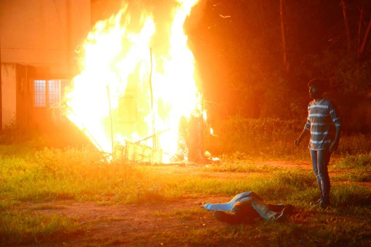 படப்பிடிப்பில் மிகப்பெரிய தீ விபத்தில் இருந்து மயிரிழையில் உயிர்தப்பிய 'ஃ' பட ஹீரோவும் இயக்குநரும் 