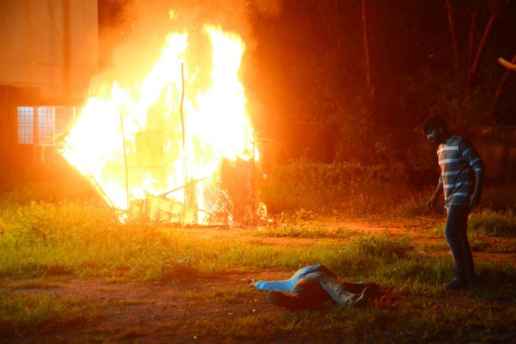 படப்பிடிப்பில் மிகப்பெரிய தீ விபத்தில் இருந்து மயிரிழையில் உயிர்தப்பிய 'ஃ' பட ஹீரோவும் இயக்குநரும் 