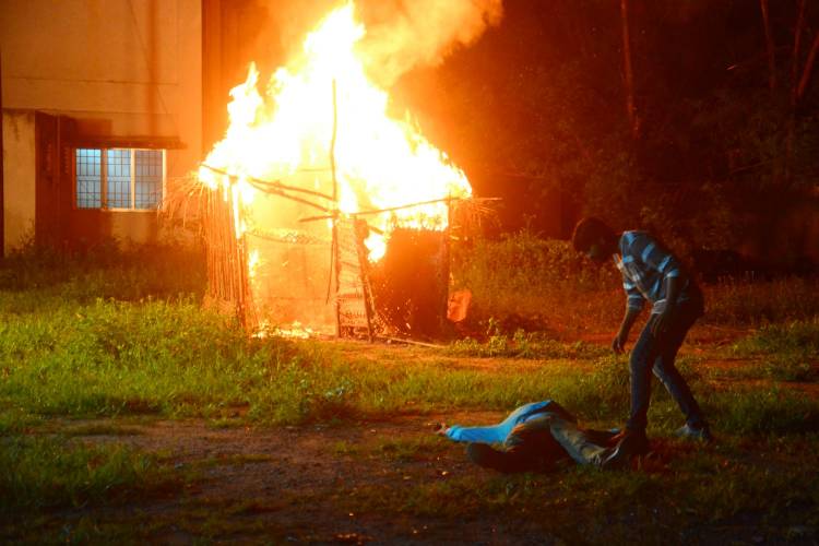 படப்பிடிப்பில் மிகப்பெரிய தீ விபத்தில் இருந்து மயிரிழையில் உயிர்தப்பிய 'ஃ' பட ஹீரோவும் இயக்குநரும் 