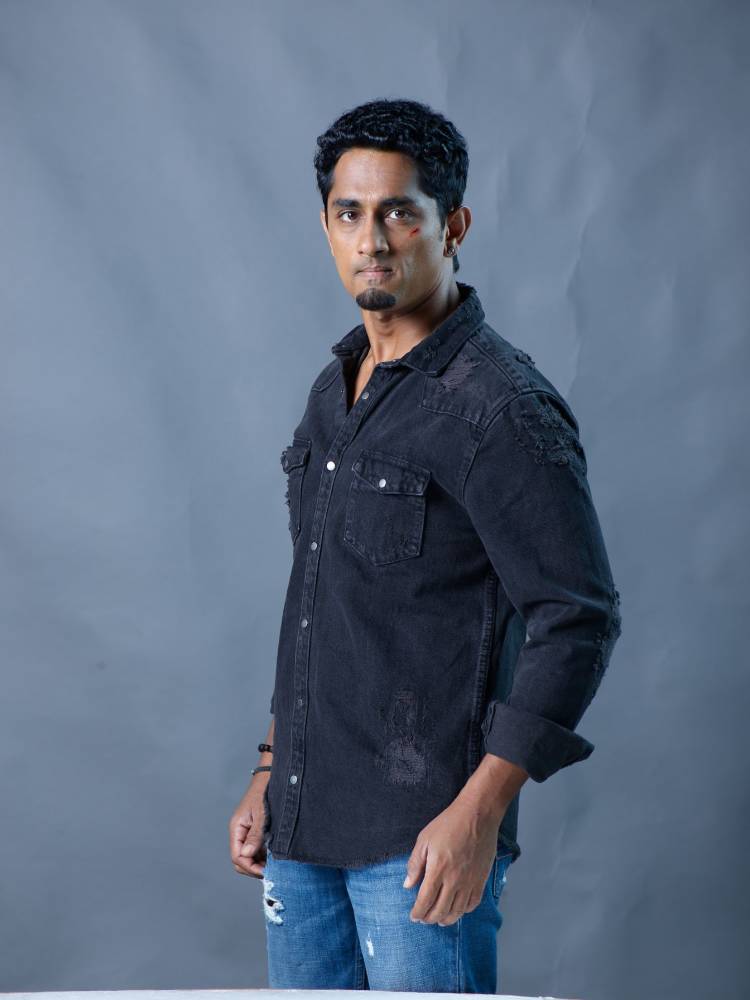 சித்தார்த்தின் புதிய அவதாரம், திவ்யன்ஷாவின் தைரியமான கதாபாத்திரம் மற்றும்  ஹிட் பாடல்களின் தொகுப்பு என இன்று திரையரங்குகளில் 'டக்கர்' திரைப்படம் வெளியாகி உள்ளது!