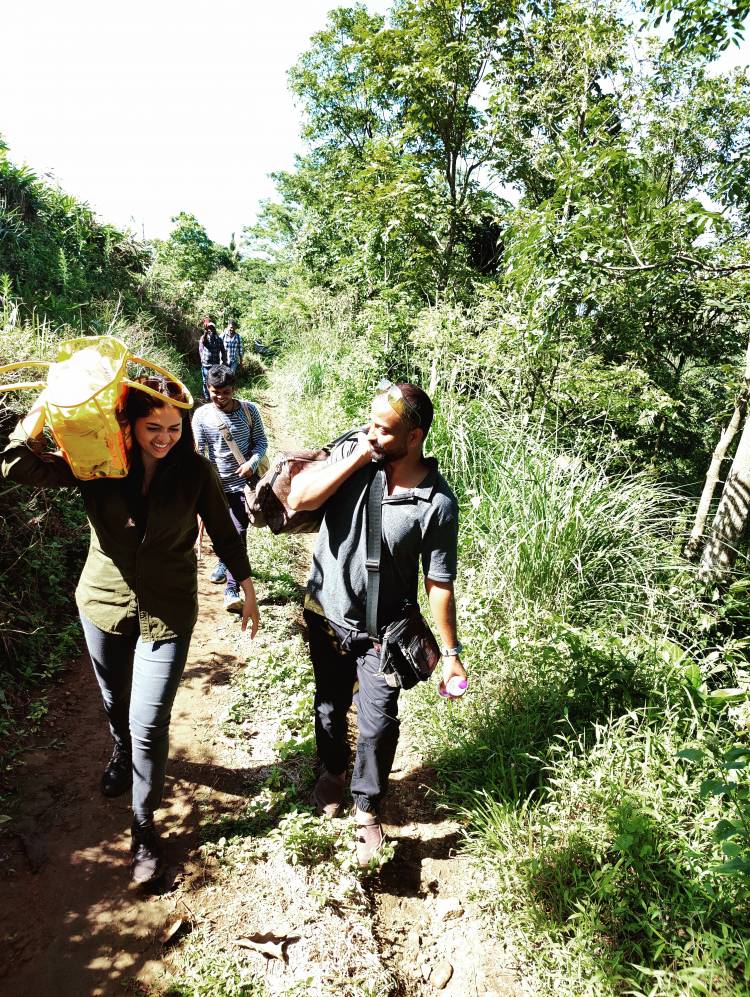 சுமைகளை தூக்கிக்கொண்டு மலைப்பகுதிகளில் படக்குழுவினருடன் பல மைல்கள் நடந்த சுனைனா  