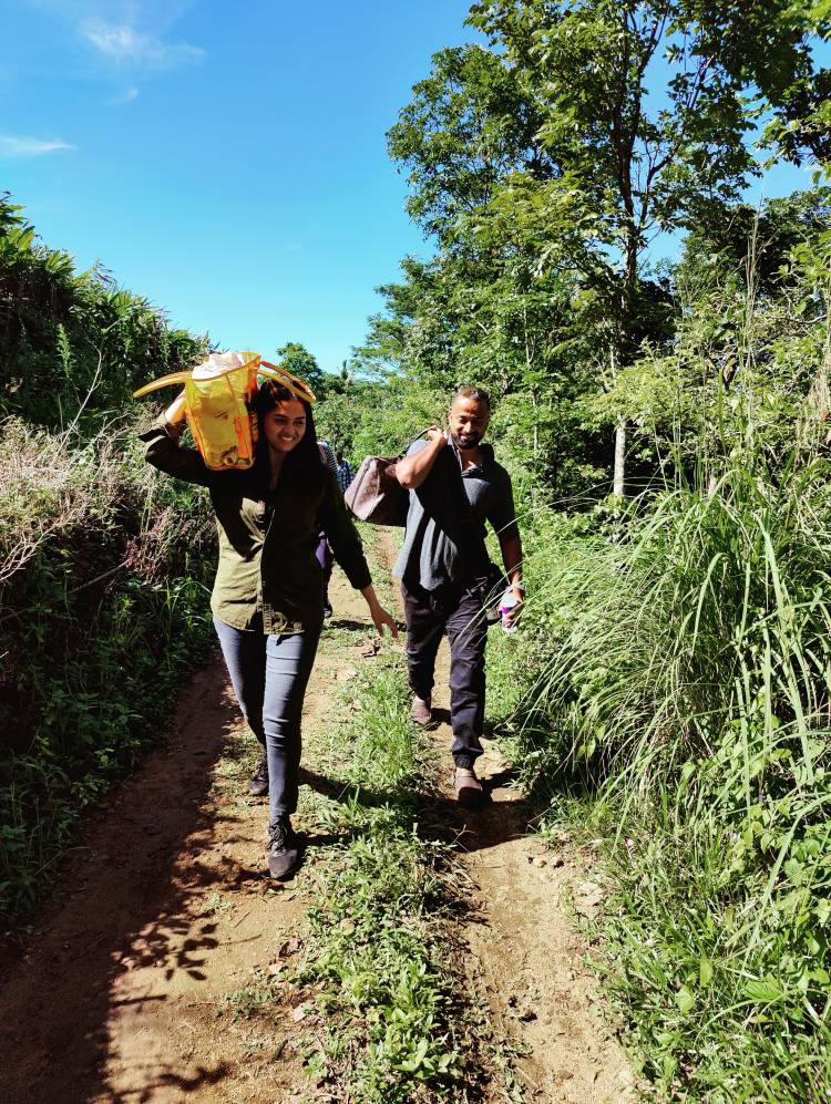 சுமைகளை தூக்கிக்கொண்டு மலைப்பகுதிகளில் படக்குழுவினருடன் பல மைல்கள் நடந்த சுனைனா  