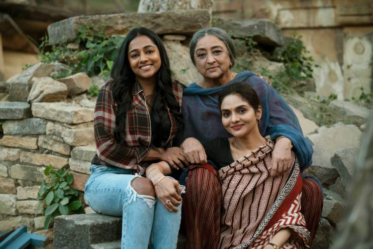 'ஸ்வீட் காரம் காபி'யின் முக்கியத்துவத்தைப் பற்றி, மூன்று தலைமுறைக் கதையின் ஒரு பகுதியாக நடித்திருக்கும் நடிகை மது, தனது பயணத்தைப் பற்றி மனம் திறந்து பேசுகிறார்: " அற்புதம் நிறைந்த சில இனிப்பான தருணங்களும் மற்றும் அற்புதம்மிக்க சில காரமான தருணங்களும் இதில் உள்ளன"