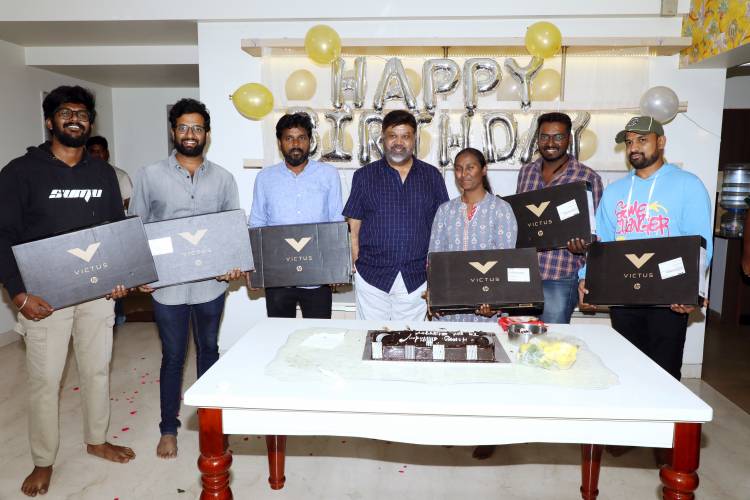 உதவி இயக்குநர்களுக்கு லேப்டாப் பரிசளித்த இயக்குநர் பி. வாசு