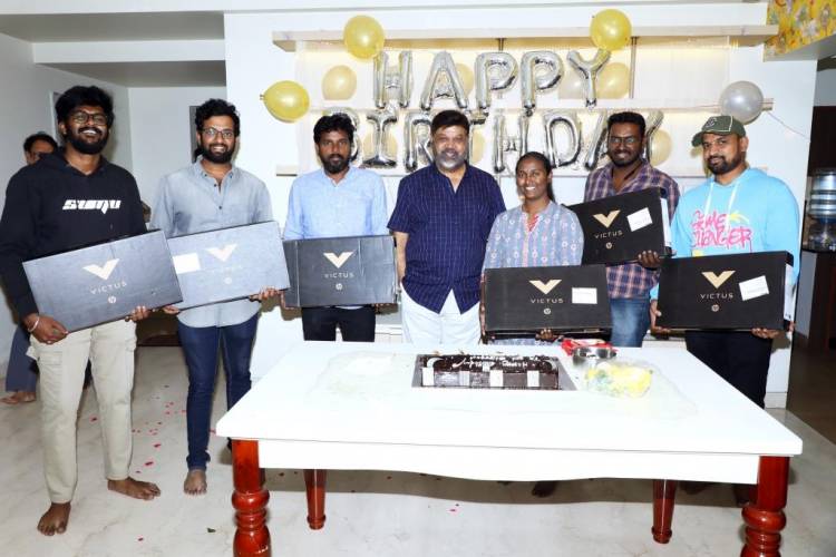 உதவி இயக்குநர்களுக்கு லேப்டாப் பரிசளித்த இயக்குநர் பி. வாசு