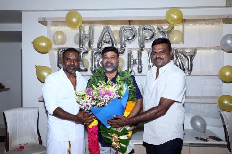 உதவி இயக்குநர்களுக்கு லேப்டாப் பரிசளித்த இயக்குநர் பி. வாசு