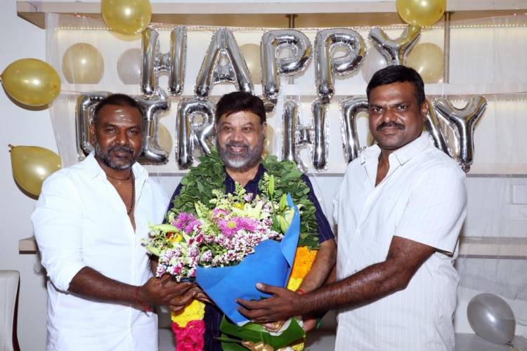 உதவி இயக்குநர்களுக்கு லேப்டாப் பரிசளித்த இயக்குநர் பி. வாசு