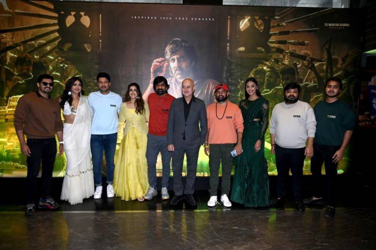 மாஸ் மஹாராஜா ரவி தேஜா, வம்சி, அபிஷேக் அகர்வால் ஆர்ட்ஸின் பான் இந்திய திரைப்படமான  டைகர் நாகேஸ்வர ராவ் படத்தின் அனல் பறக்கும் டிரெய்லர் வெளியானது !!