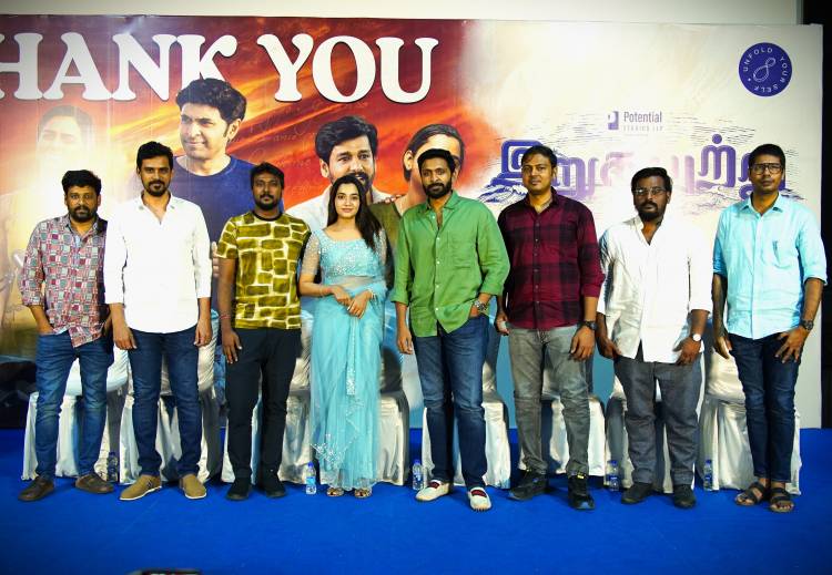 “அடிச்சான் பாரு அப்பாயின்மென்ட் ஆர்டர்” ; குஷியான இறுகப்பற்று நாயகி அபர்ணதி