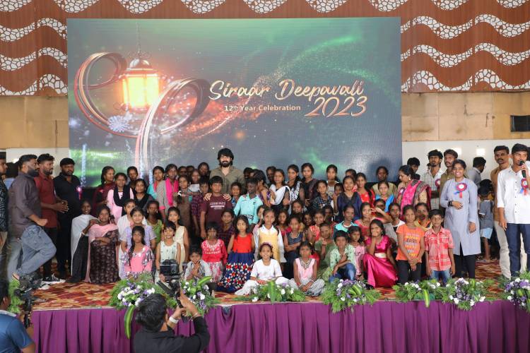 திருச்சியில் கடந்த ஞாயிறன்று பிஎஸ்ஆர் டிரஸ்ட் சார்பாக நடைபெற்ற 1000 குழந்தைகளுக்கு தீபாவளி பரிசுகள் வழங்கும் விழா கலையரங்கத்தில் வெகு விமர்சையாக நடைபெற்றது.  