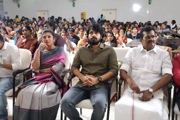 திருச்சியில் கடந்த ஞாயிறன்று பிஎஸ்ஆர் டிரஸ்ட் சார்பாக நடைபெற்ற 1000 குழந்தைகளுக்கு தீபாவளி பரிசுகள் வழங்கும் விழா கலையரங்கத்தில் வெகு விமர்சையாக நடைபெற்றது.  