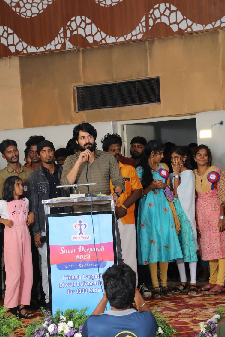 திருச்சியில் கடந்த ஞாயிறன்று பிஎஸ்ஆர் டிரஸ்ட் சார்பாக நடைபெற்ற 1000 குழந்தைகளுக்கு தீபாவளி பரிசுகள் வழங்கும் விழா கலையரங்கத்தில் வெகு விமர்சையாக நடைபெற்றது.  
