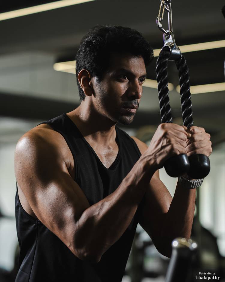 விஜித் versatility -  க்கு பேர் போன இவர் தனக்கு கிடைக்கும் எல்லா கதாபாத்திரங்களிலும்  தன்னுடைய முழு நடிப்புத்திறனை வெளிப்படுத்தி நடிப்பவர். கதாநாயகனாக மட்டுமல்லாமல் வில்லன் மற்றும்  வலுவான கதைகளை தேடி நடிப்பவர். 