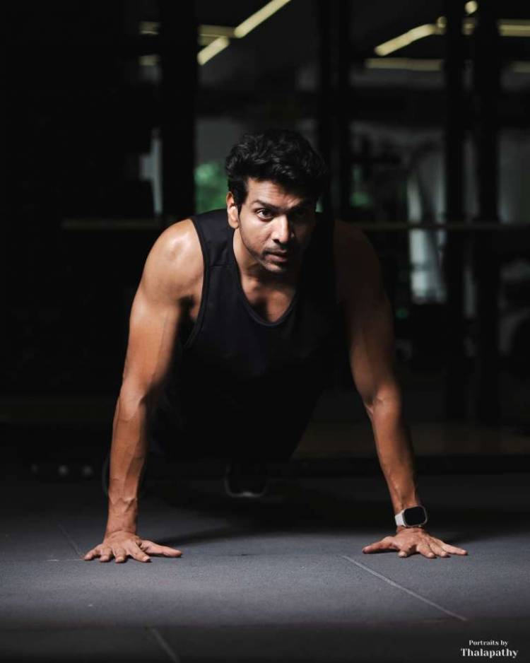 விஜித் versatility -  க்கு பேர் போன இவர் தனக்கு கிடைக்கும் எல்லா கதாபாத்திரங்களிலும்  தன்னுடைய முழு நடிப்புத்திறனை வெளிப்படுத்தி நடிப்பவர். கதாநாயகனாக மட்டுமல்லாமல் வில்லன் மற்றும்  வலுவான கதைகளை தேடி நடிப்பவர். 