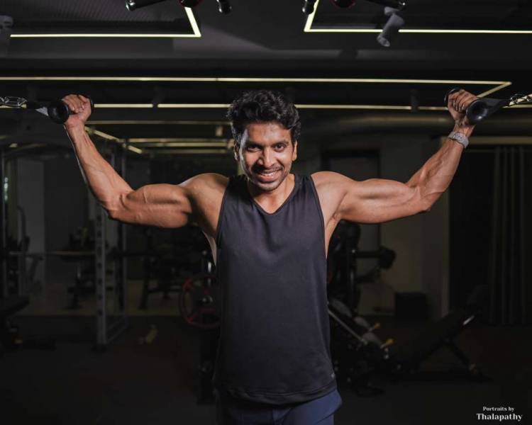 விஜித் versatility -  க்கு பேர் போன இவர் தனக்கு கிடைக்கும் எல்லா கதாபாத்திரங்களிலும்  தன்னுடைய முழு நடிப்புத்திறனை வெளிப்படுத்தி நடிப்பவர். கதாநாயகனாக மட்டுமல்லாமல் வில்லன் மற்றும்  வலுவான கதைகளை தேடி நடிப்பவர். 