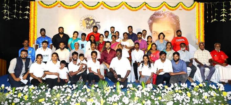 இந்த சமூகத்திற்கு வெவ்வேறு தளங்களில் உதவும் வகையில் ஒரு கோடி ரூபாய் உதவித் தொகை அறிவித்த நடிகர் கார்த்தி, அதில் 25 சமூக செயற்பாட்டாளர்களின் செயல்களை கெளரவப்படுத்தி, தலா 1 லட்சம் வீதம் 25 லட்சம் வழங்கினார்