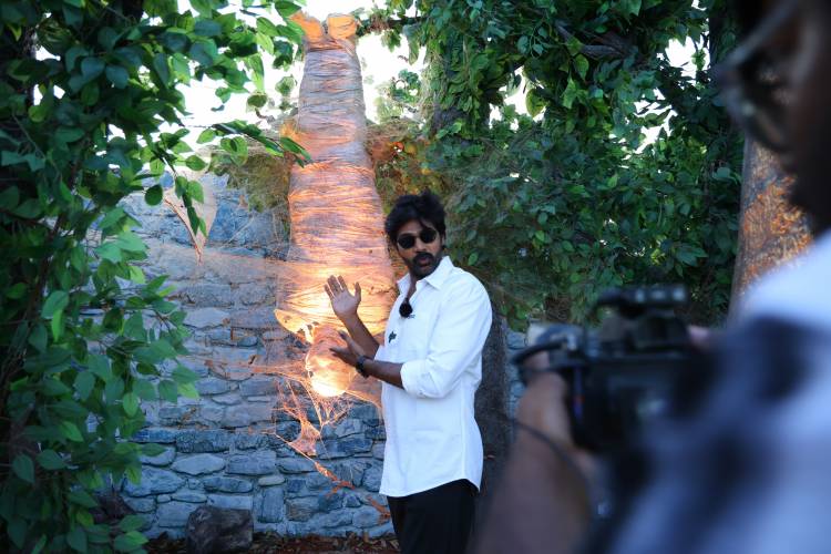 இன்ஸ்பெக்டர் ரிஷி’ திகில் டிராமாவின் வெற்றியை ரசிகர்களுடன் படக்குழுவினர் கொண்டாடுகிறார்கள்; மெரினா கடற்கரையில் ரசிகர்களை சந்திக்கிறார்கள்; இதன் தனித்துவமான சிலந்தி வலை விளம்பர போர்டுகள் சென்னை நகரத்தை அலங்கரிக்கின்றன