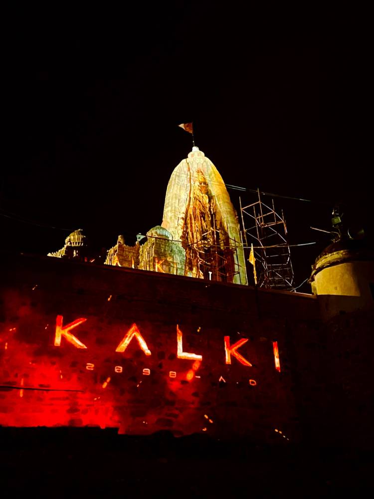 'கல்கி 2898 AD' படத்தில் அமிதாப்பச்சன் அஸ்வத்தாமாவாக நடிக்கிறார். மத்திய பிரதேச மாநிலம் நெமாவாரில் உள்ள தொன்மையான நினைவுச் சின்னங்கள் அமைந்திருக்கும் வளாகத்தில் நடைபெற்ற பிரத்யேக நிகழ்வில் அவரது கதாபாத்திர தோற்றம் வெளியிடப்பட்டது.