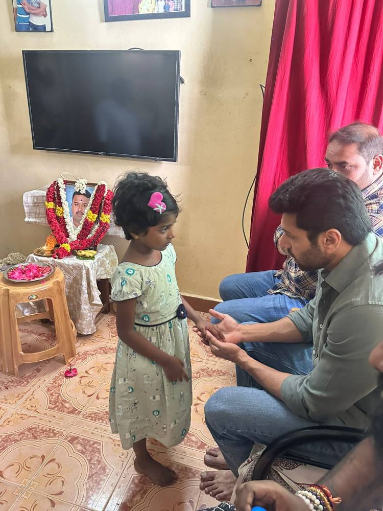 ரசிகர் மரணம், வீட்டுக்கு சென்று ஆறுதல் கூறிய நடிகர் ஜெயம் ரவி !! 