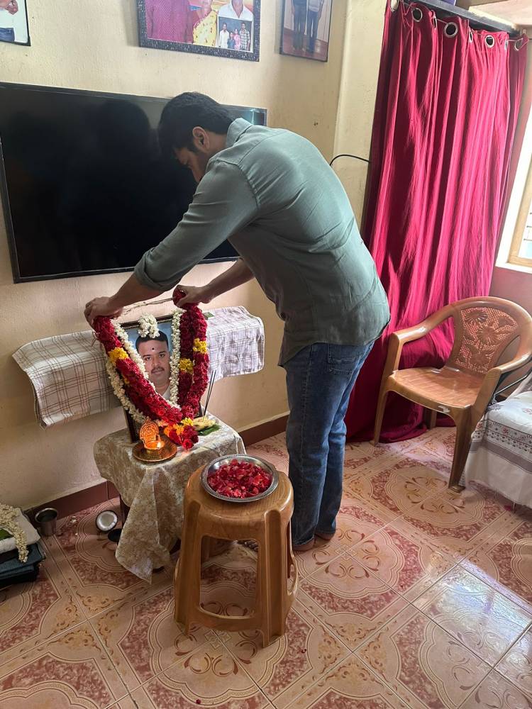 ரசிகர் மரணம், வீட்டுக்கு சென்று ஆறுதல் கூறிய நடிகர் ஜெயம் ரவி !! 